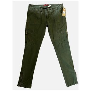 NWT- Unionbay Pants Size 15-Juniors. Zippered, tapered leg. Super cute.